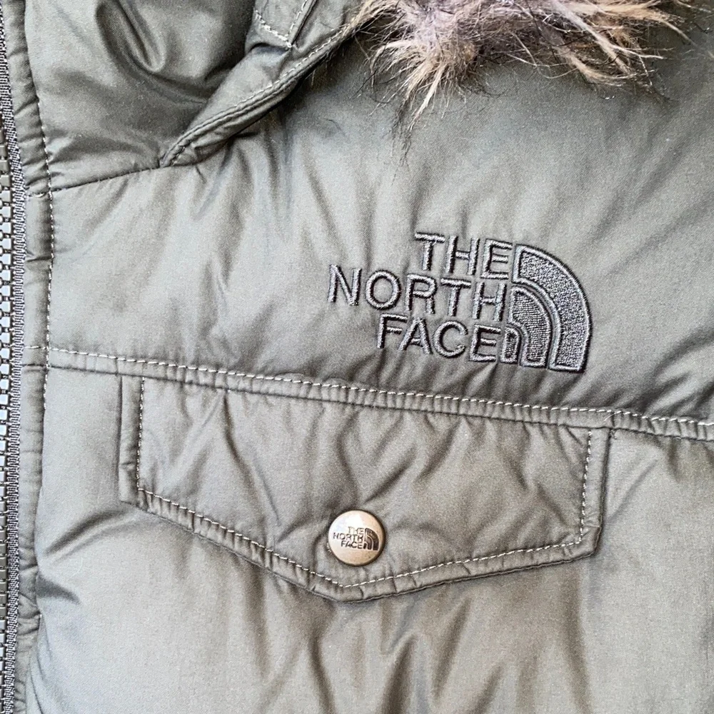 The North Face Girls Gotham 550 Down Green Fur Trim Hooded Puffer Jacket M